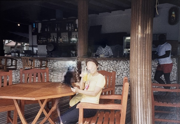 20年以上前の世界一周クルーズで訪れた、モルディブの海辺の店で休憩しているときの写真
