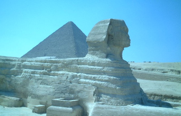20年以上前の世界一周クルーズで訪れた、エジプトの大スフィンクスとカフラー王のピラミッドの風景