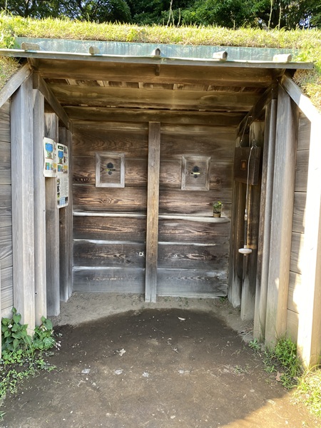 浜離宮恩賜庭園にある「鴨場」に残る「小覗(このぞき)」という不思議な施設の写真